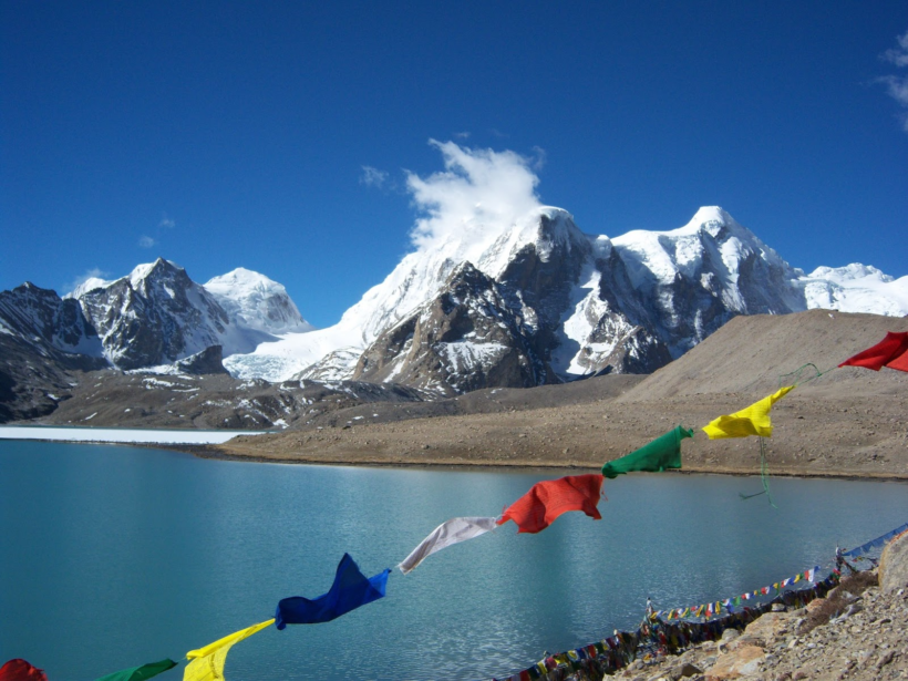 Buddhist_Flag_flutters_in_GuruDo-820×615